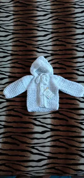 Casaquinho para bebê de crochê branco