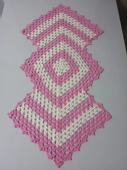 Trilho de Mesa Croche Losango Rosa com Cru - Pronta Entrega