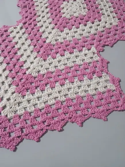 Trilho de Mesa Croche Losango Rosa com Cru - Pronta Entrega