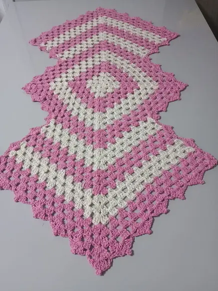 Trilho de Mesa Croche Losango Rosa com Cru - Pronta Entrega