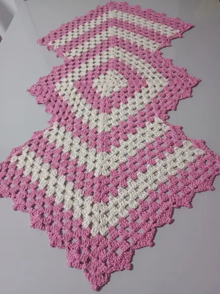 Trilho de Mesa Croche Losango Rosa com Cru - Pronta Entrega