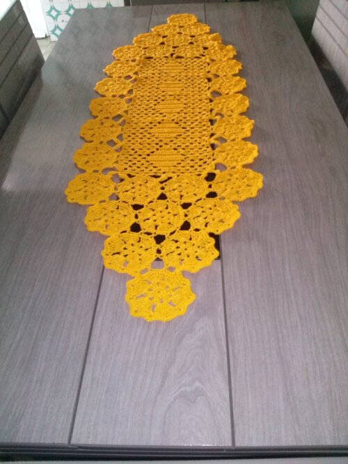 Caminho de Mesa em Crochê Amarelo Artesanal - Centro de Mesa Lux