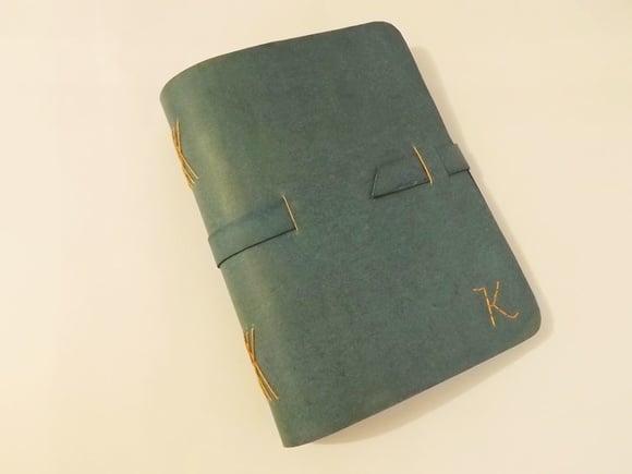 Agenda/caderno em recouro azul bordado