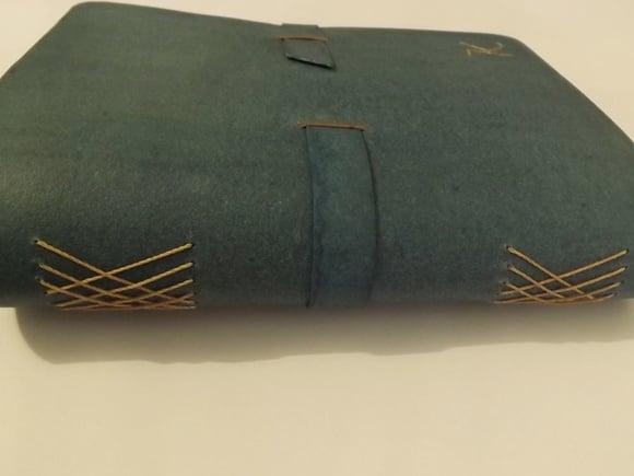 Agenda/caderno em recouro azul bordado