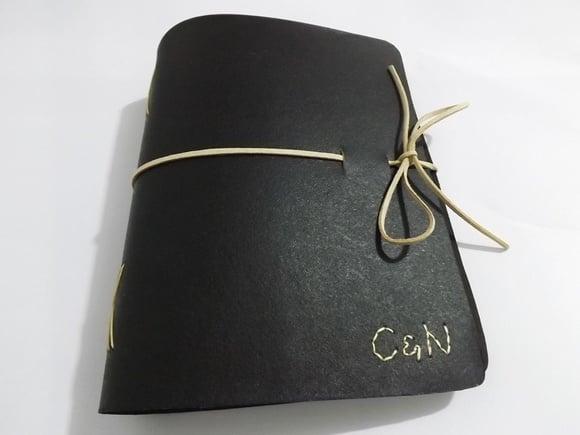 Agenda/caderno em recouro preto e bege