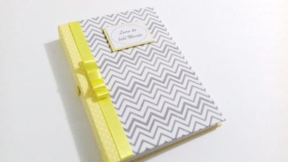Livro/Diário do bebê amarelo e cinza unissex
