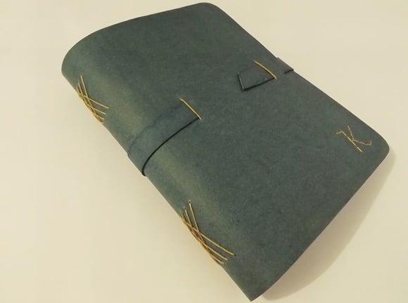 Agenda/caderno em recouro azul bordado