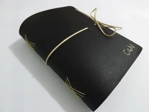 Agenda/caderno em recouro preto e bege