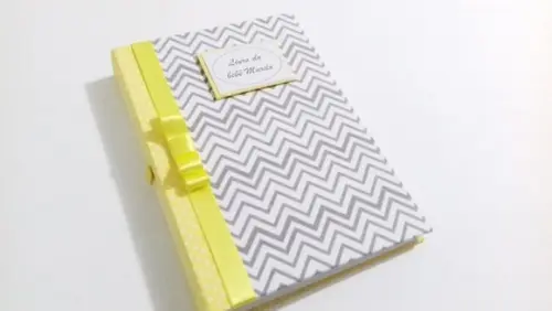 Livro/Diário do bebê amarelo e cinza unissex