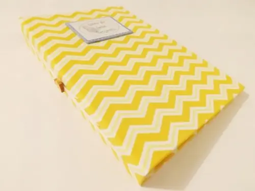 Livro/Diário do bebê amarelo unissex