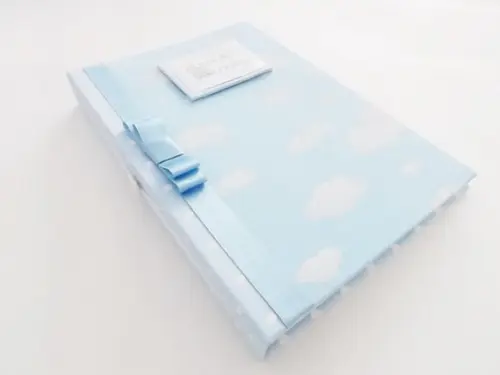 Livro/Diário do bebê azul nuvem com poá