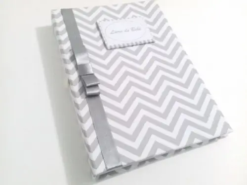 Livro/Diário do bebê cinza em chevron