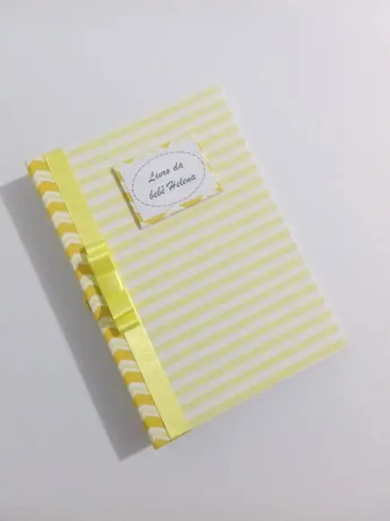 Livro/Diário do bebê em chevron amarelo
