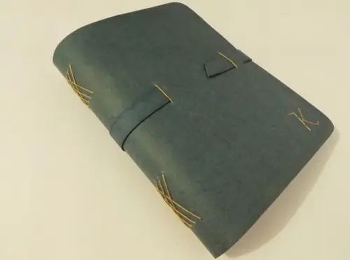 Agenda/caderno em recouro azul bordado