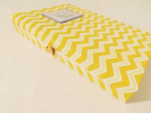 Livro/Diário do bebê amarelo unissex