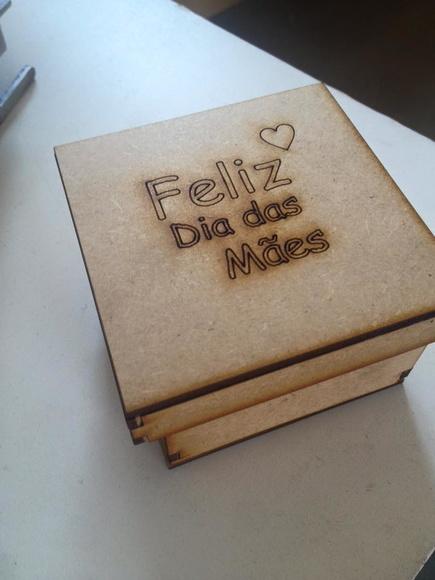 Caixinha 8x8 mdf Feliz Dia das Mães.
