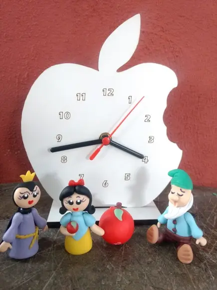 Relógio Tema Branca de Neve Maça Mordida