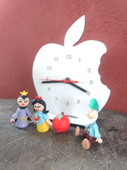Relógio Tema Branca de Neve Maça Mordida