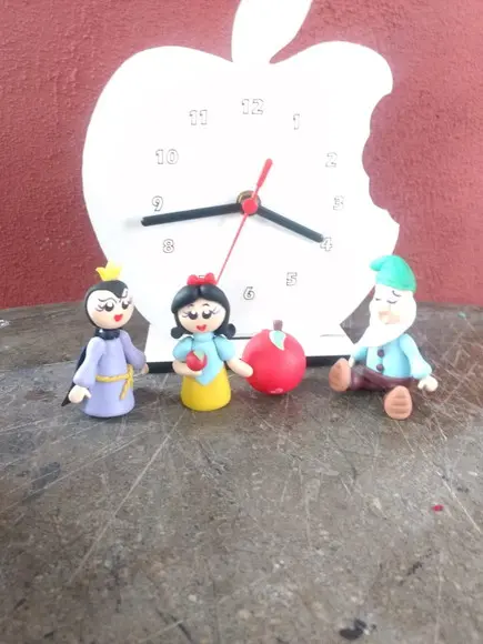 Relógio Tema Branca de Neve Maça Mordida