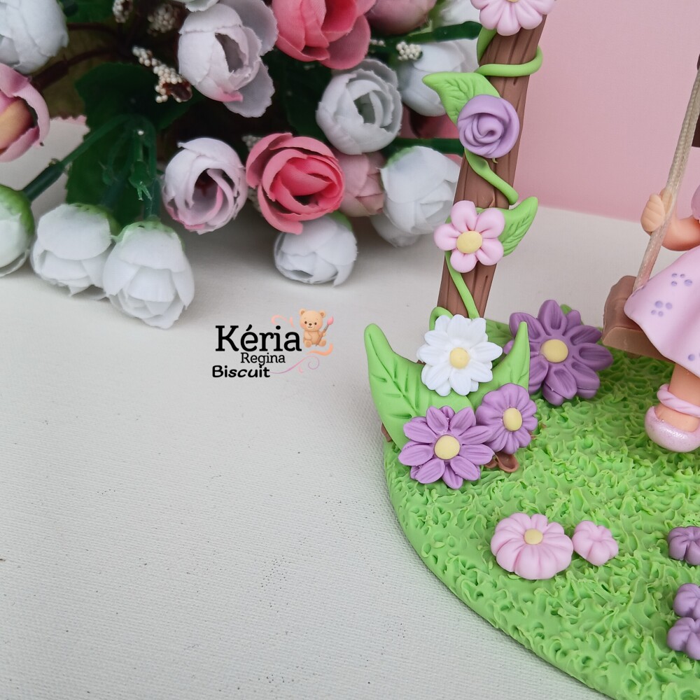 Topo Personalizado Jardim Menina no Balanço de Biscuit