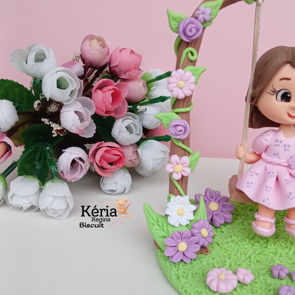 Topo Personalizado Jardim Menina no Balanço de Biscuit