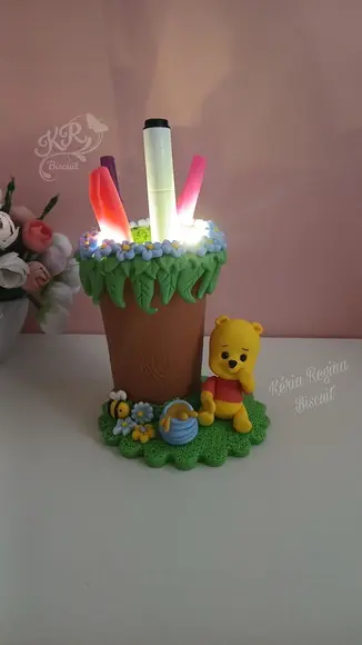 Porta Canetas Ursinho Pooh em Biscuit