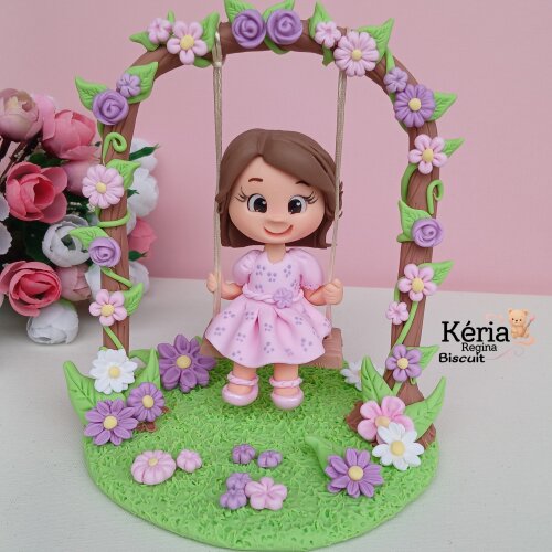 Topo Personalizado Jardim Menina no Balanço de Biscuit