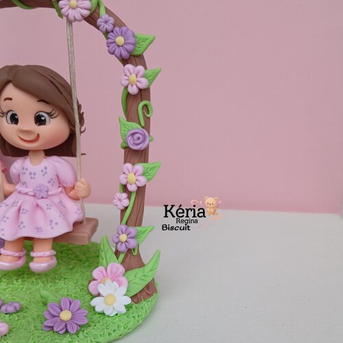 Topo Personalizado Jardim Menina no Balanço de Biscuit
