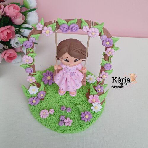 Topo Personalizado Jardim Menina no Balanço de Biscuit