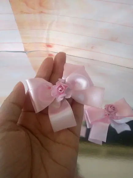 Laços de cetim prontos com rosa em papel