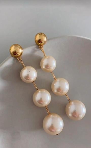 Brinco Ball de Perolas com Metal Dourado