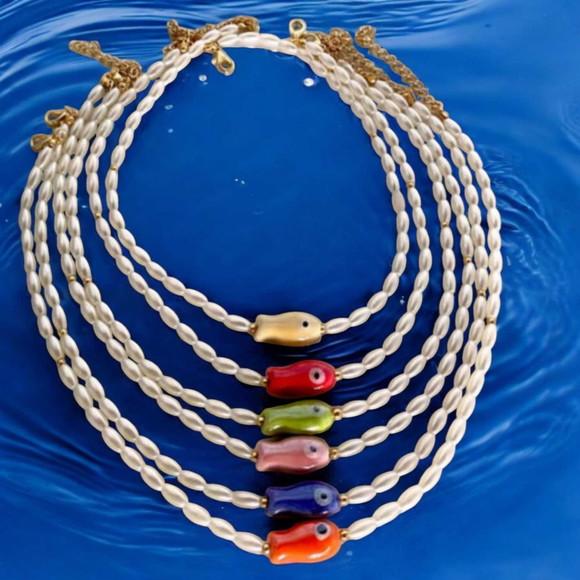 Chockers Pérolas com Peixe Cerâmico Colorido- Valor Unitário