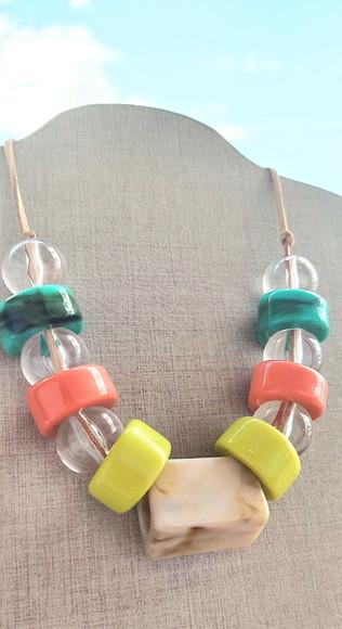 Colar Transparente Com Peças Coloridas