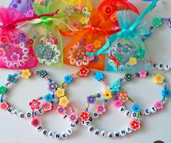Lembrancinha de Aniversário - Pulseira Florzinhas com Nome