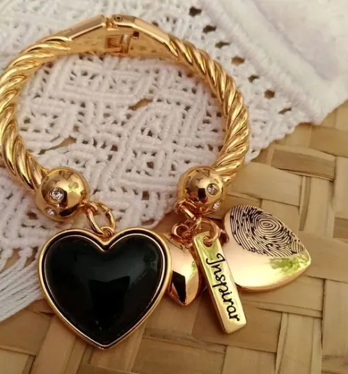 Bracelete Banhado Torcido com Pingentes nas Pontas - Coração