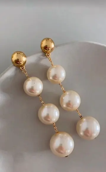 Brinco Ball de Perolas com Metal Dourado