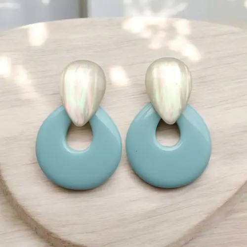 Brinco de Resina Azul Candy com Gota Resinada Perolada