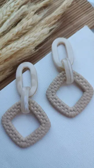 Brinco De Resina Com Palha