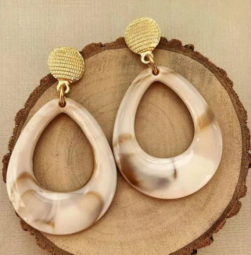 Brinco de Resina com Metal Dourado