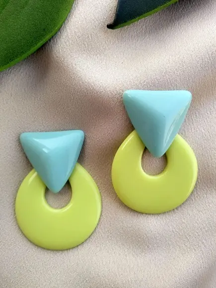 Brinco de Resina Lima com Azul Geometrico