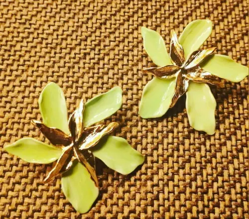 Brinco Esmaltado Orquídea Amarelo Lima