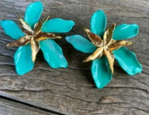 Brinco Esmaltado Orquídea Turquesa com Dourado