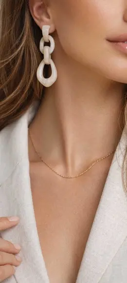 Brinco Feminino Resina Marfim Longo | Elegante Leve