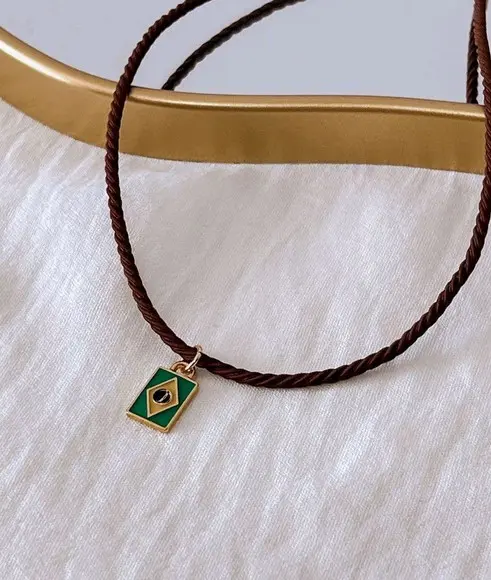 Colar Camurca Trancada Marrom Brasil com Bandeira