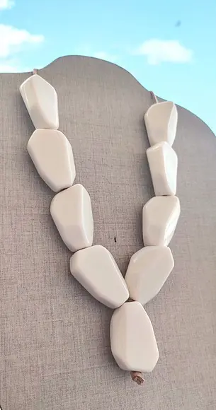 Colar Com Pedras Resinadas Off White