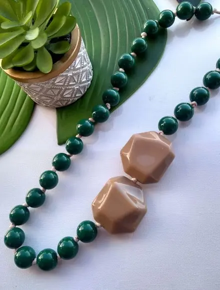 Colar de Bolas Verde Escuro com Resina