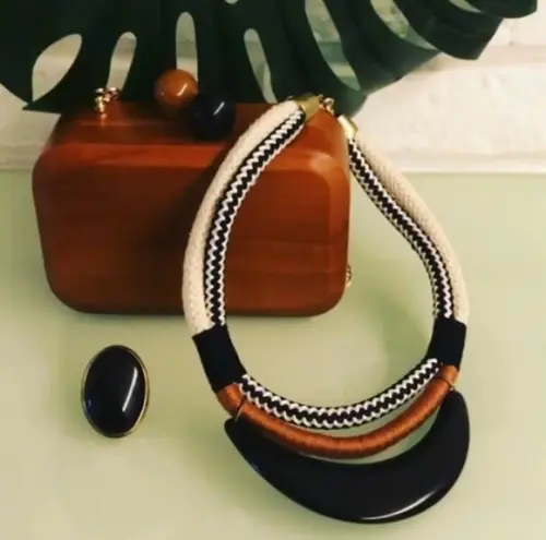 Colar de Corda com Resina