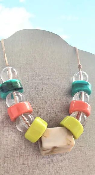 Colar Transparente Com Peças Coloridas