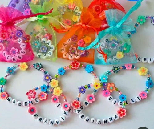 Lembrancinha de Aniversário - Pulseira Florzinhas com Nome