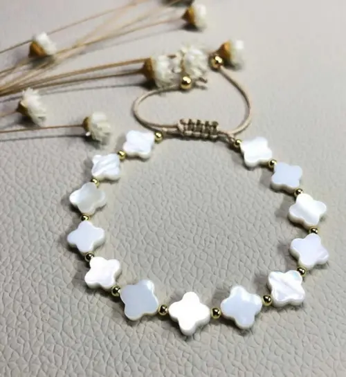 Pulseira Trevos de Madreperola Intercaladas com Hematita